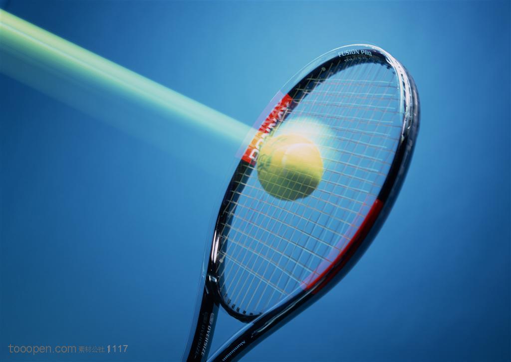 球类运动-打在球拍上的网球