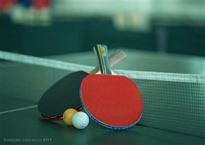 球类运动-摆在网子上的球拍