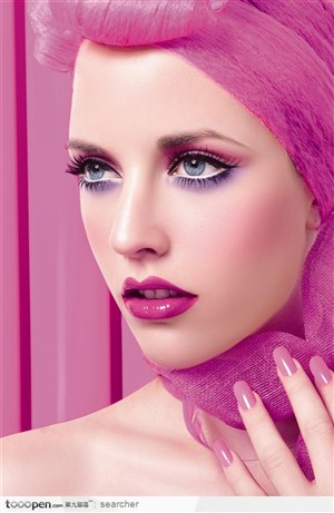 紫色彩妆化妆品广告--美女脸嘴唇口红和眼影侧面特写