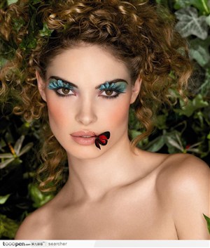 彩妆化妆品广告--一只蝴蝶停在美女嘴唇上