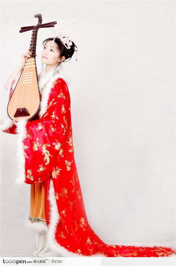昭君出塞：手拿琵琶穿传统服装的古典美女