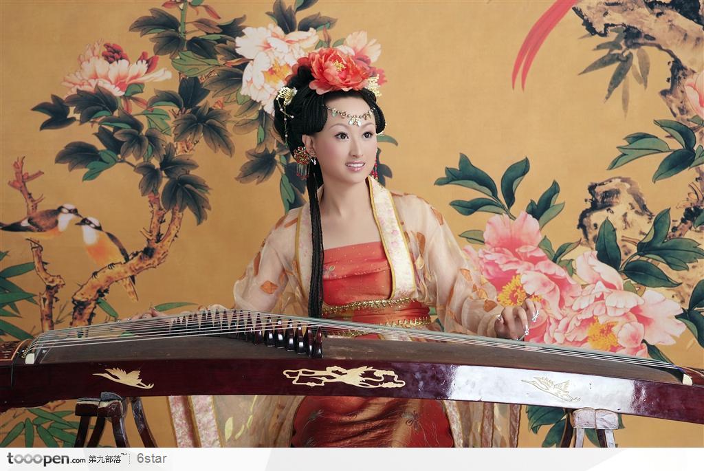弹古筝穿传统汉服的古典美女