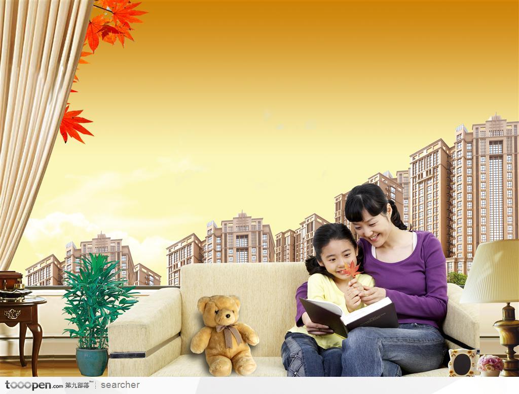 房地产广告素材--坐在沙发上读书的母女