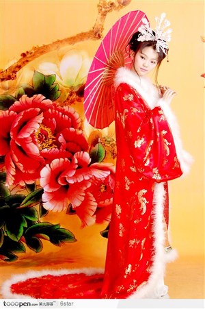 手拿洋伞穿传统服装的古典美女：昭君出塞