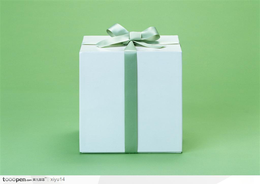 情人节礼物-白色礼盒的侧面