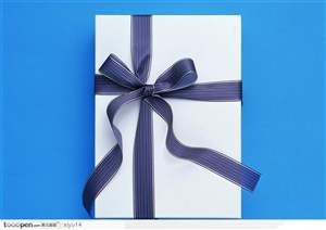 情人节礼物-紫色丝带的白色礼盒