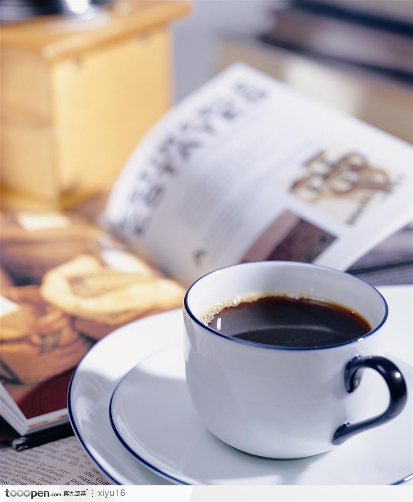 咖啡物语-报纸旁的咖啡