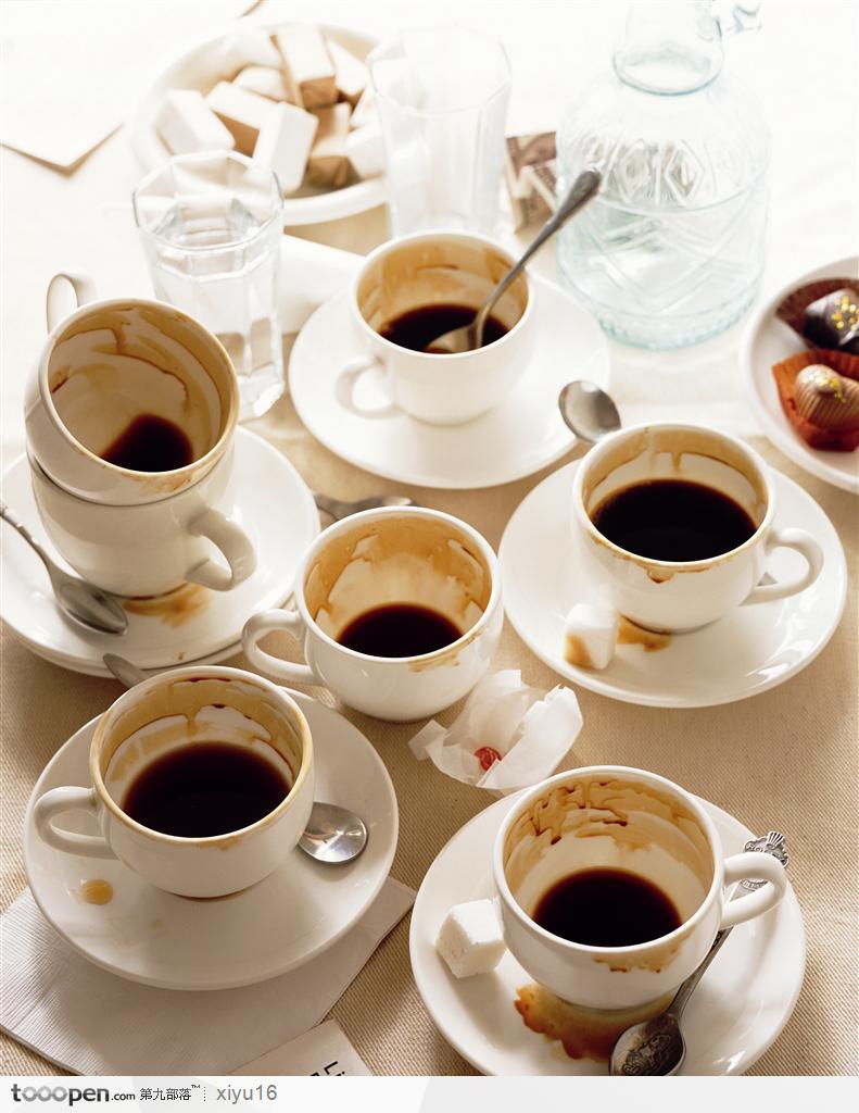 咖啡物语-倒上咖啡的杯子