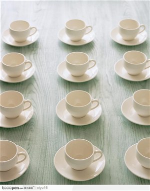 咖啡物语-摆列整齐的咖啡杯