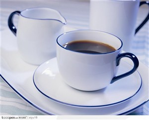 咖啡物语-蓝色花边的咖啡杯