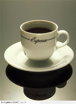 咖啡物语-阳光下的一杯咖啡