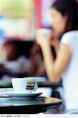 咖啡物语-桌角上的咖啡
