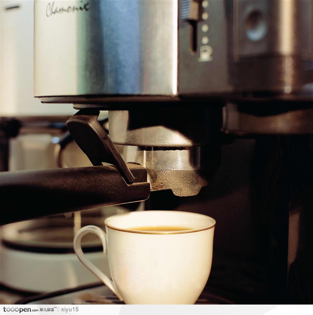 咖啡物语-咖啡机下的咖啡杯