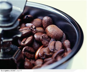 咖啡物语-咖啡机上的咖啡豆