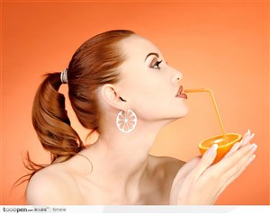 广告创意画面 喝橙子的外国美女素材