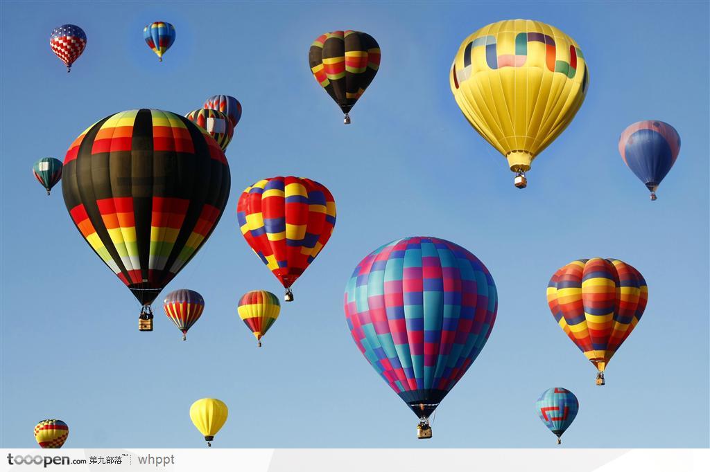 飞在空中的色彩斑斓的热气球