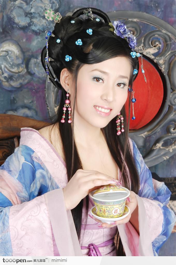 穿传统汉服喝茶的古典美女古代小姐