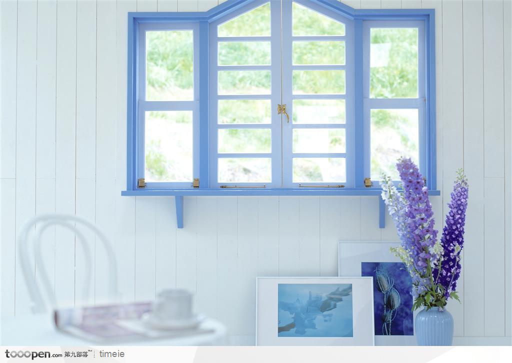 兰色色调的家居环境下的窗台