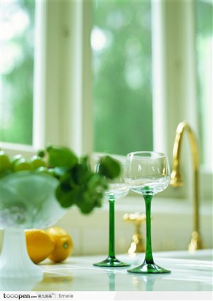 室内高脚玻璃杯子和柠檬