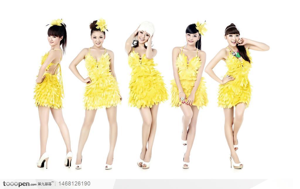 身穿黄色花瓣吊带超短裙的五个清纯笑脸美女姿态可爱极了