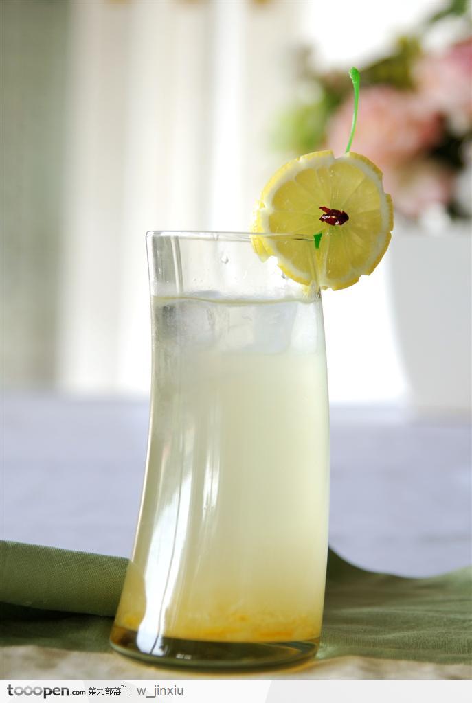 装在有柠檬片装饰的特型玻璃杯里的美味饮品蜂蜜柚子茶