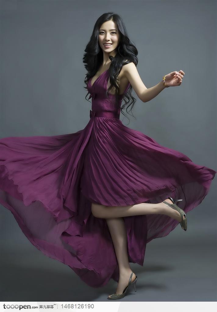 穿紫色低胸连衣裙翩翩起舞的美女曾黎