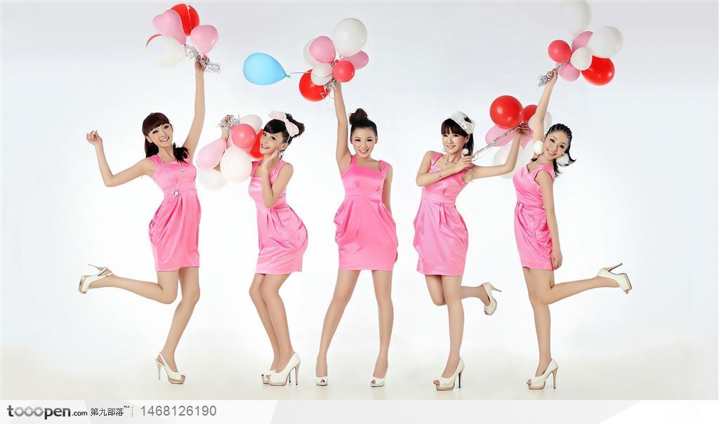 5个可爱美女手举彩色气球摆姿势造型
