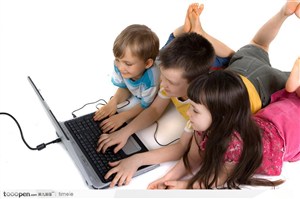 漂亮女生和男孩趴着玩电脑游戏