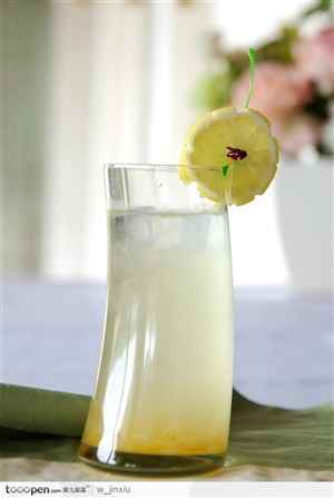 装在有柠檬片装饰的特型玻璃杯里的美味饮品蜂蜜柚子茶