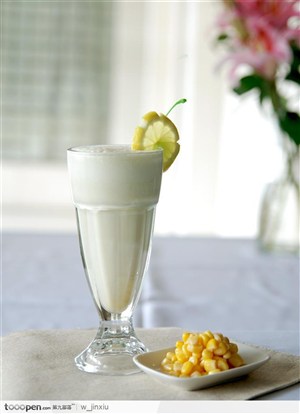 西式饮品椰香玉米奶昔和装着玉米粒的小蝶