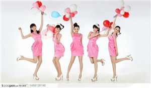 5个可爱美女手举彩色气球摆姿势造型