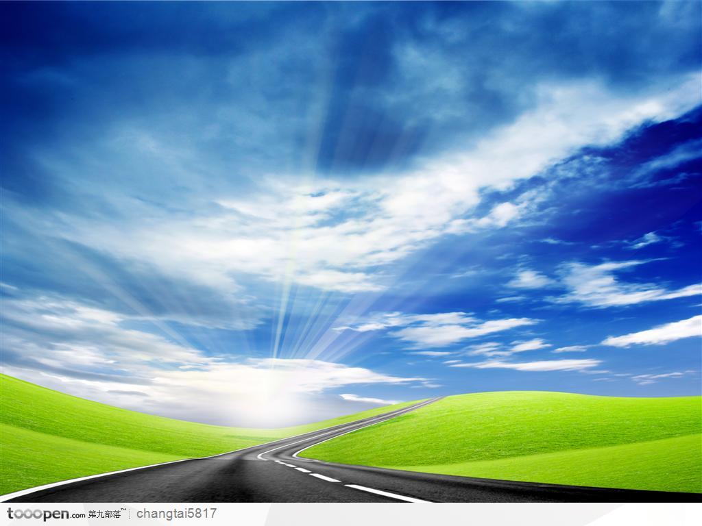 蓝天白云下的高速公路与绿色草地