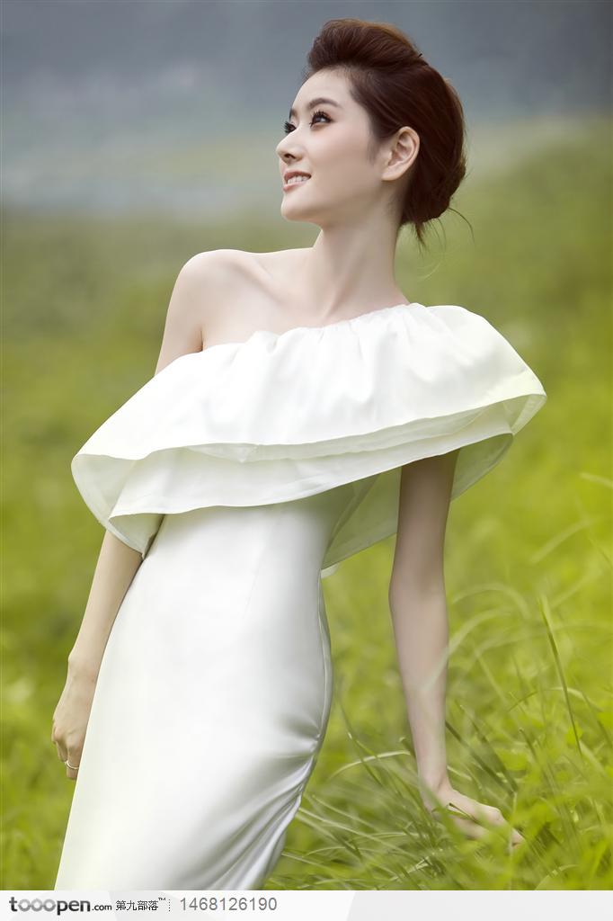 精致美女张如穿露单肩白色连衣礼裙户外写真