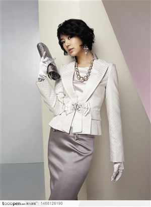 尹恩惠小姐唯美写真拿着银色小包