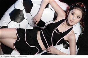 足球宝贝美女--张如穿运动装躺在足球纹理的沙发上
