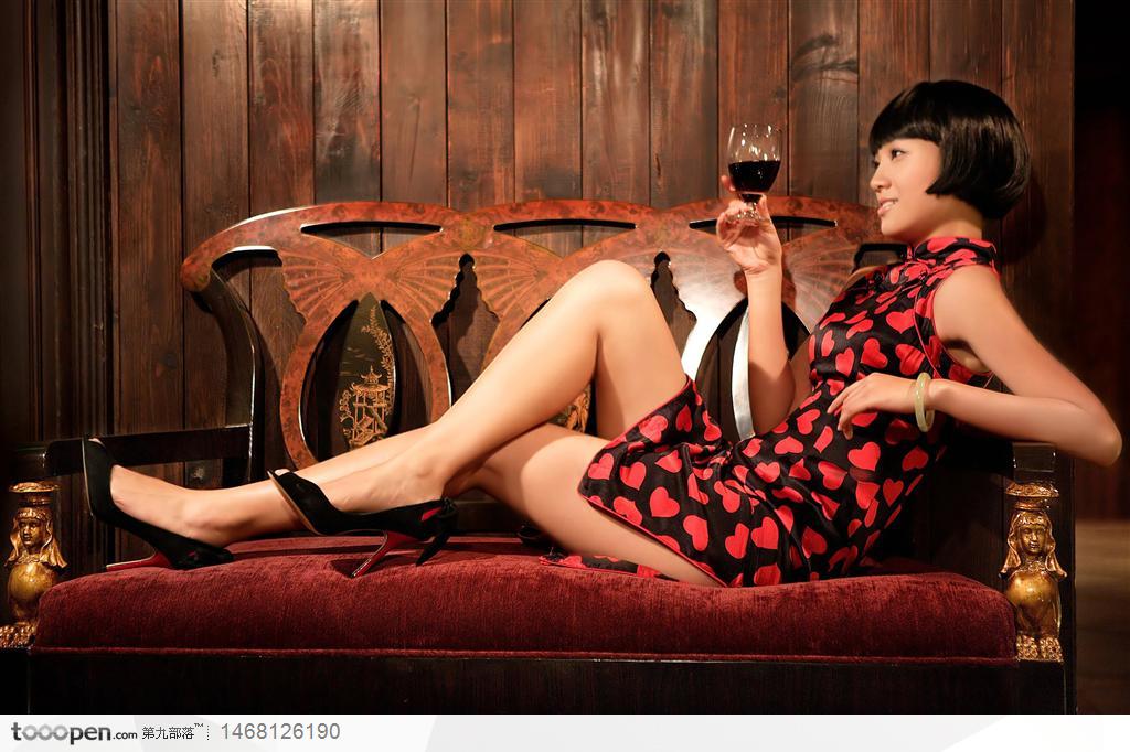 女主播朱丹穿旗袍躺在沙发上品红酒