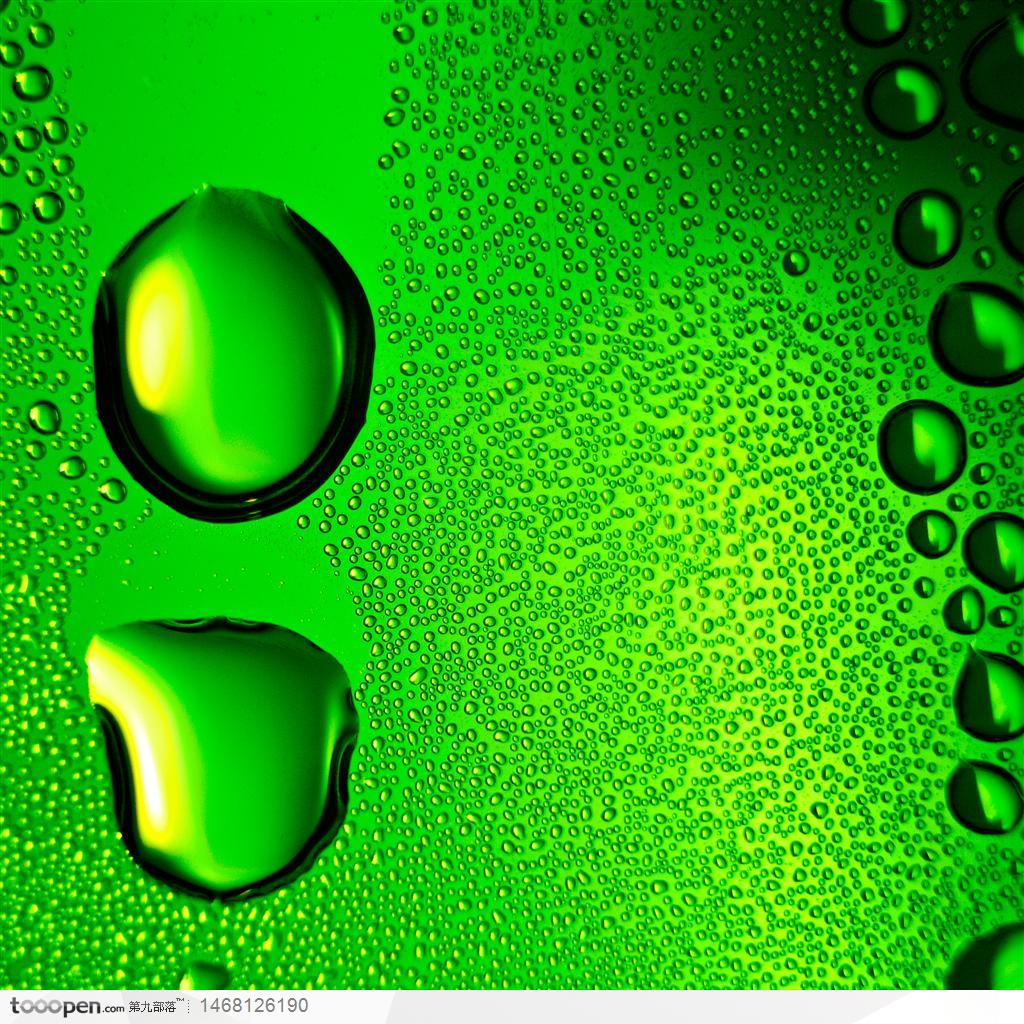 绿色晶莹剔透的大小水滴背景