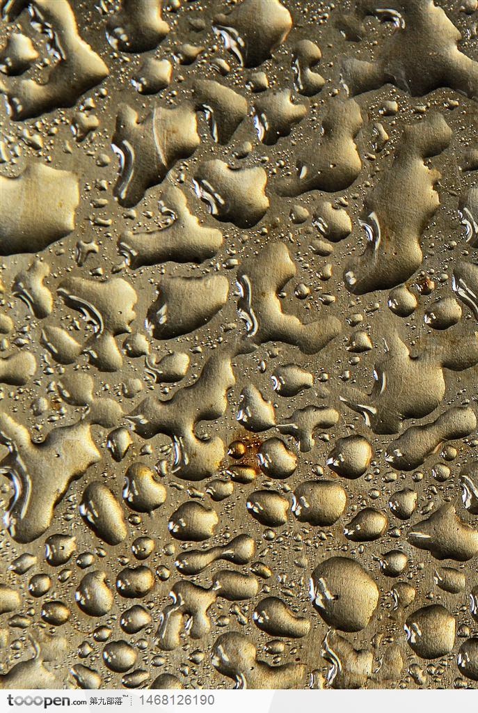金色晶莹剔透的水滴背景
