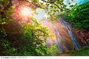 阳光照进美丽的山间瀑布格外美丽