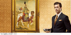 内圣外王－－成功商务男士和画框中的皇帝画像