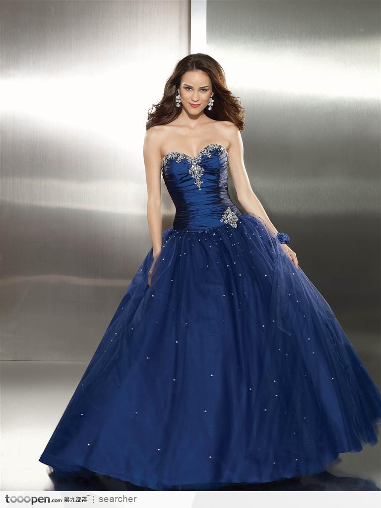 穿晚宴礼服的性感高贵美女－－宝石蓝色晚礼服