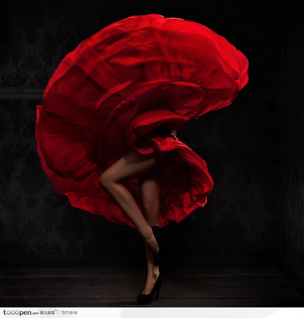 跳拉丁舞舞动红色长裙的美女