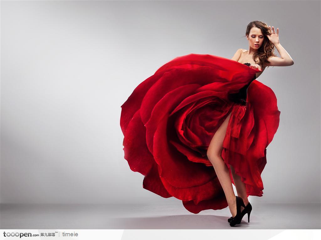 舞动红色玫瑰长裙的美女
