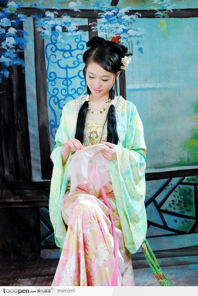 穿传统汉朝服装绣花的古典美女