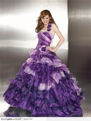 房地产素材之穿晚礼服的贵气美女－－紫色褶皱晚礼服