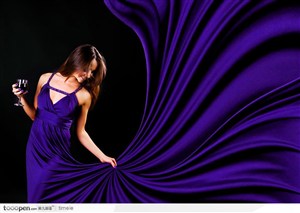 端着酒杯的美女和紫色飘舞起来的裙子