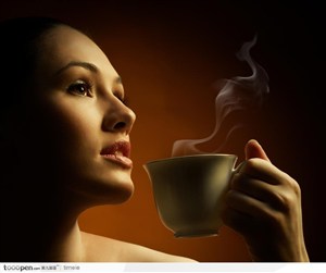 端咖啡杯正在喝咖啡的美女高清图