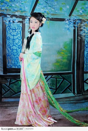 穿传统汉朝服装的清纯美女