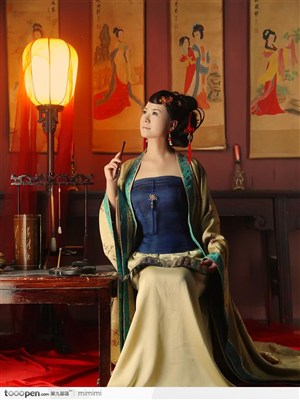 坐在书房里穿传统汉服服装的古典美女