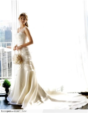 穿白色婚纱晚礼服的高贵气质美女